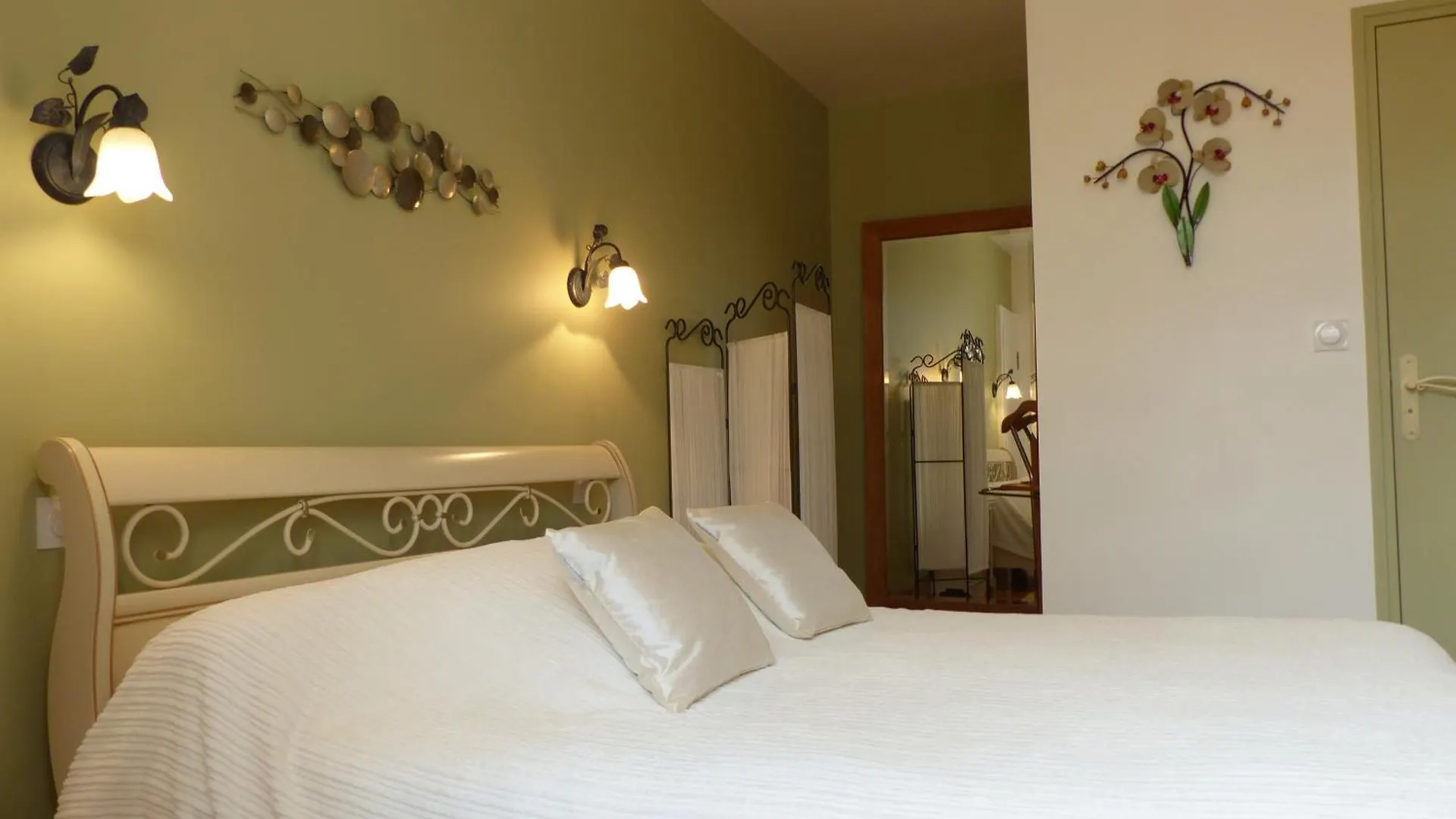 Demeure Des Tilleuls Locquenole Bed & Breakfast