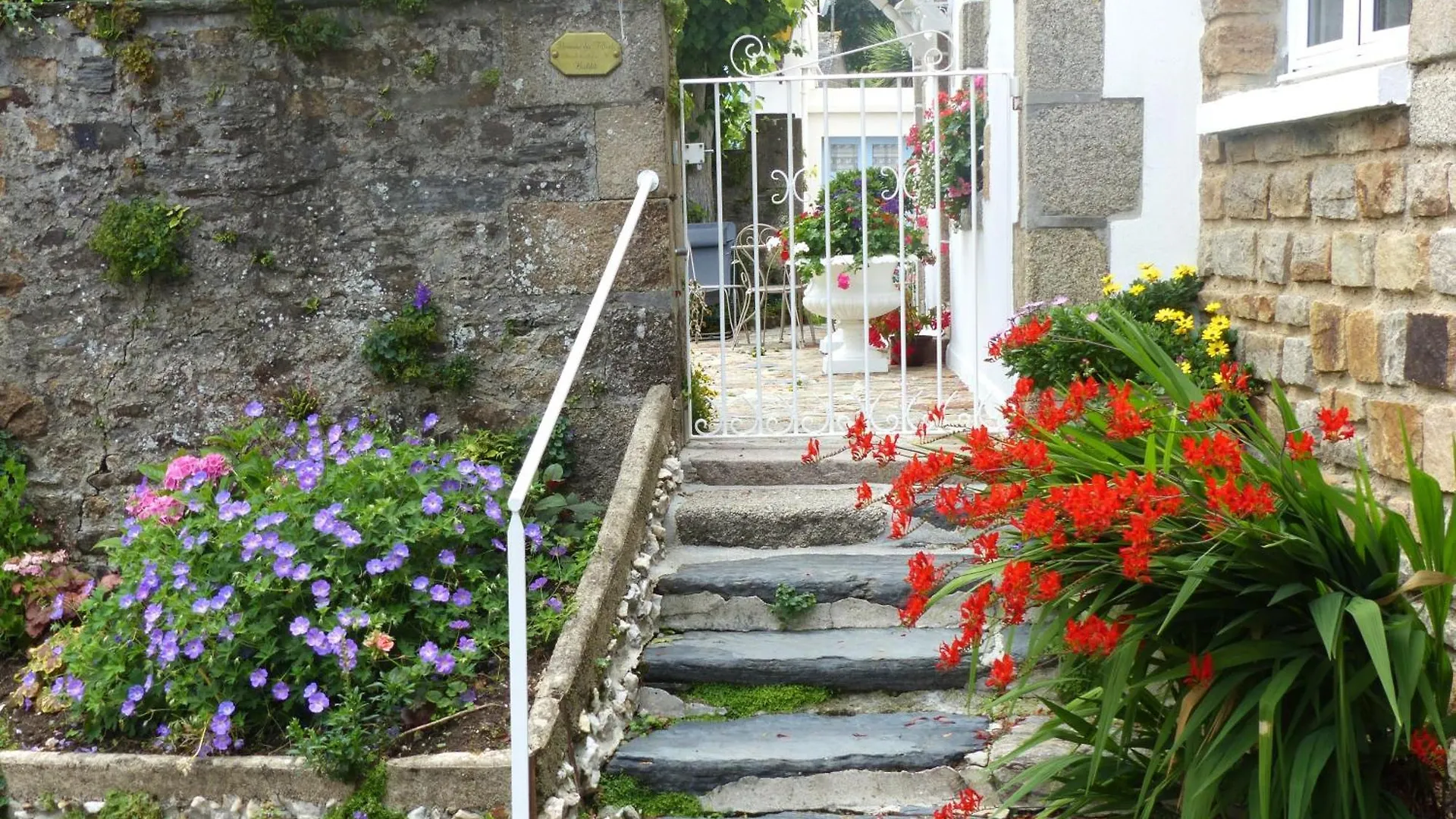 Demeure Des Tilleuls Locquenole Bed & Breakfast