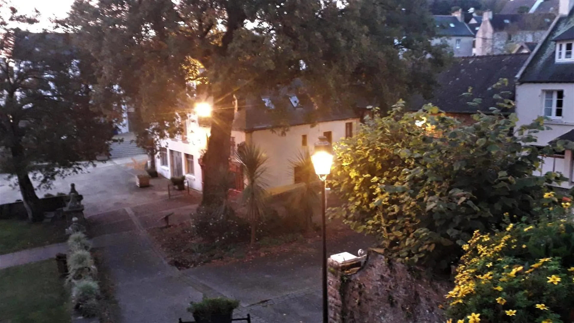 Demeure Des Tilleuls Locquenole Bed & Breakfast